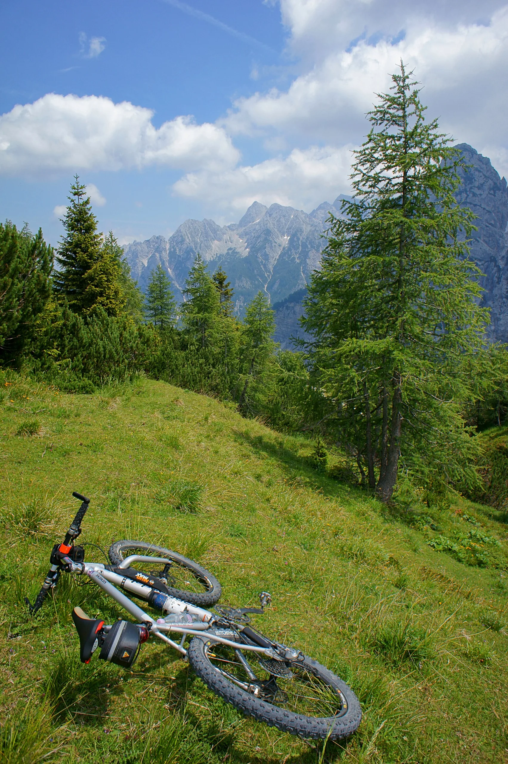 Mountain bike sulle strade di montagna delle Alpi Giulie