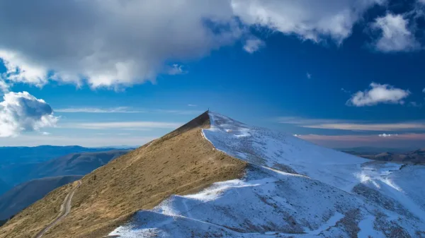 Neve sull'Appennino: la croce di vetta di Monte Rotondo, sui Monti Sibillini