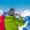 Neve sci alpino: due sciatori ammirano il panorama delle montagne innevate
