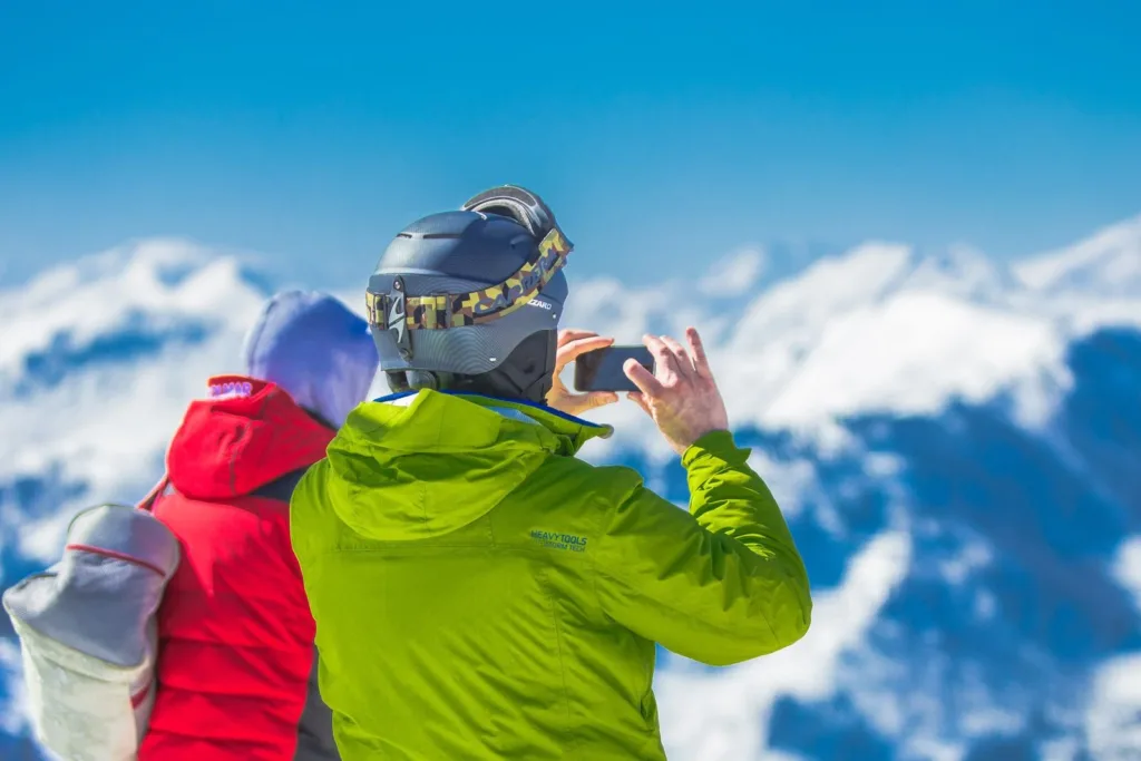 Neve sci alpino: due sciatori ammirano il panorama delle montagne innevate