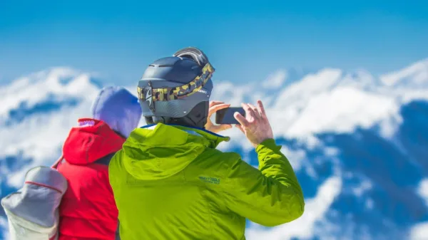 Neve sci alpino: due sciatori ammirano il panorama delle montagne innevate