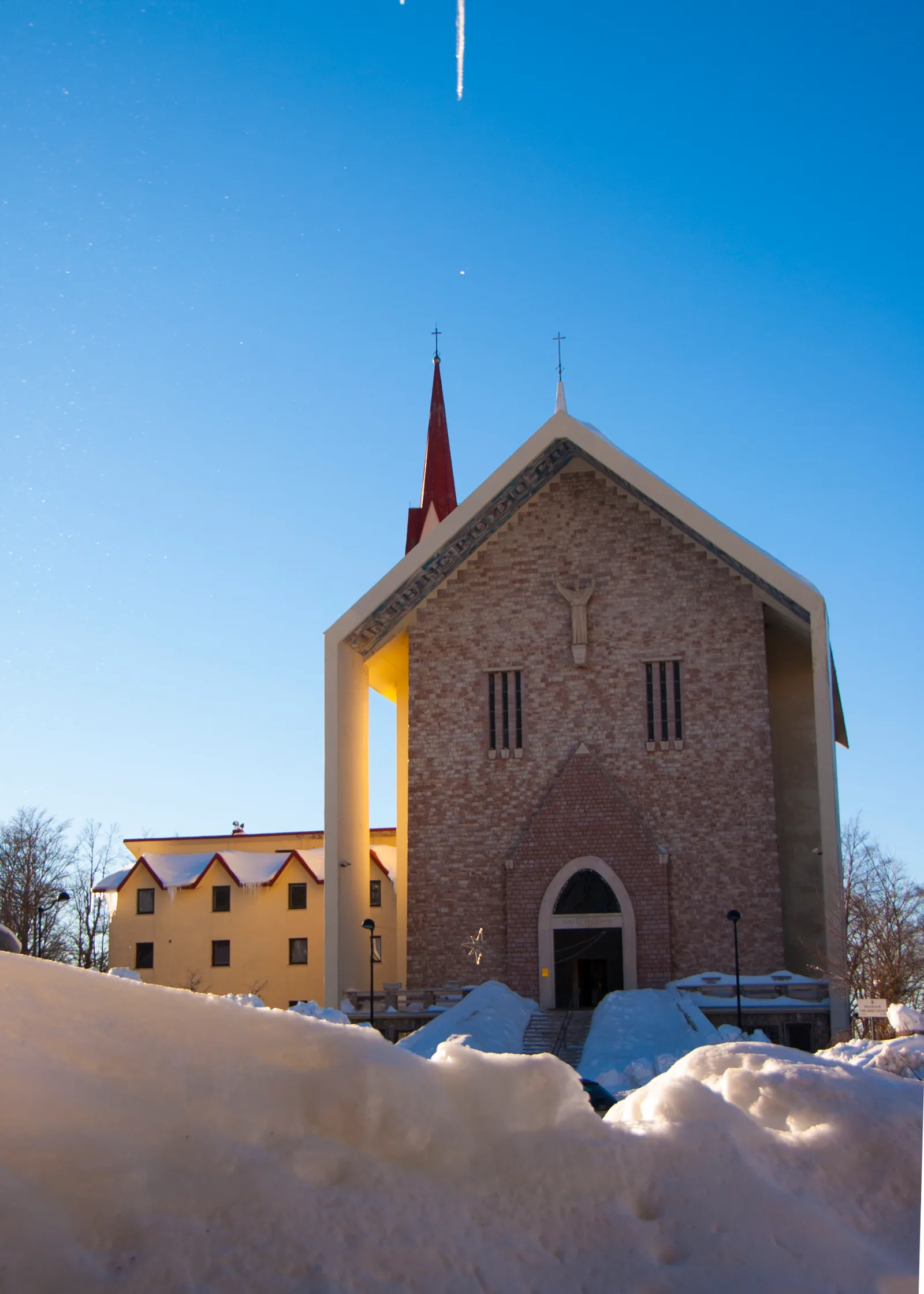 Neve sull'Appennino a Monte Terminillo, con la chiesa di San Francesco