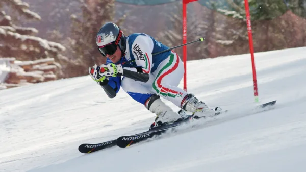 Luca De Aliprandini in gara di slalom gigante FIS a Hinterstoder