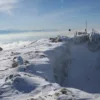 Cima innevata con vista verso il massiccio del Monte Bianco in una giornata di sole