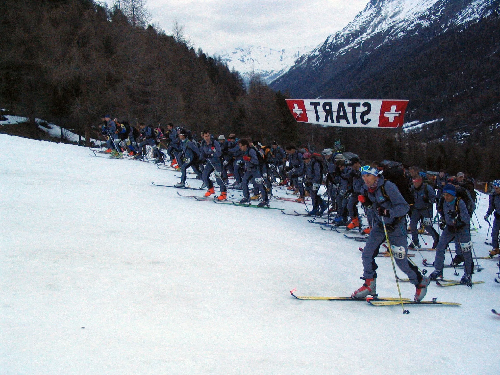 Gara di scialpinismo in alta quota, dove si usano gli scarponi da scialpinismo da gara