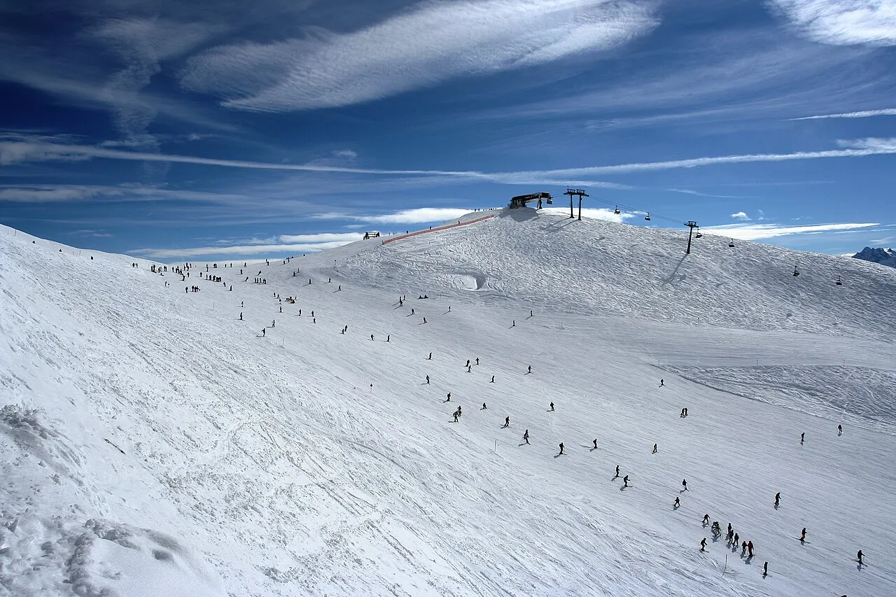 Sciatori su una pista della stazione di Rastkogel, in Zillertal (Austria)