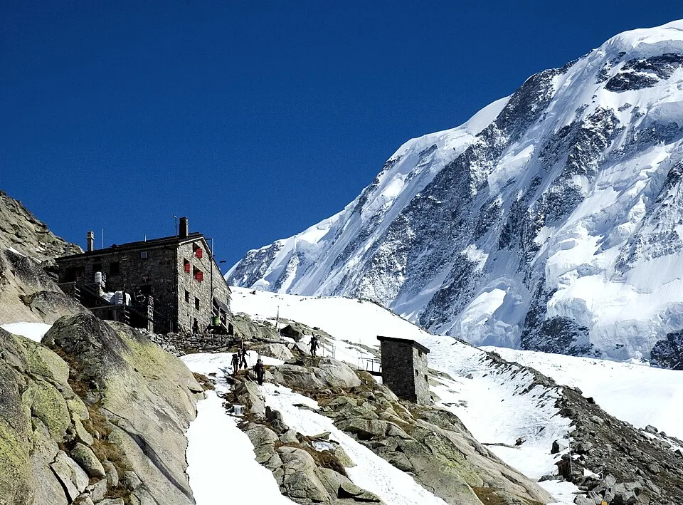Rifugio sul Monte Rosa circondato dalla neve in quota