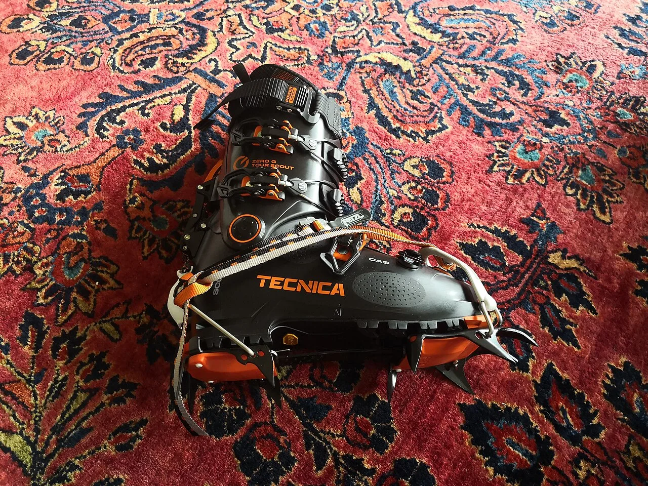 Scarpone da freeride e scialpinismo con ramponi