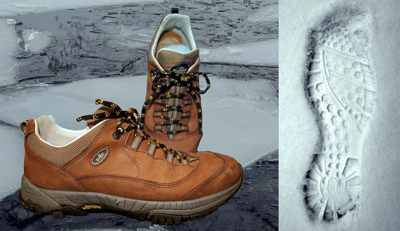 Scarponi trekking invernale e impronta nella neve fresca