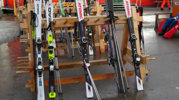 Come scegliere gli sci da pista: sci alpini appoggiati a una rastrelliera in una stazione sciistica