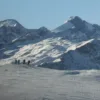 Scialpinisti in salita su un pendio innevato