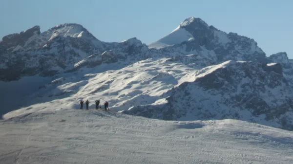 Scialpinisti in salita su un pendio innevato