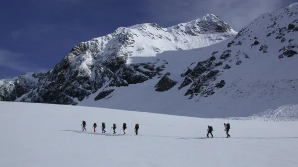 Gruppo di scialpinisti in salita sulla Wildspitze