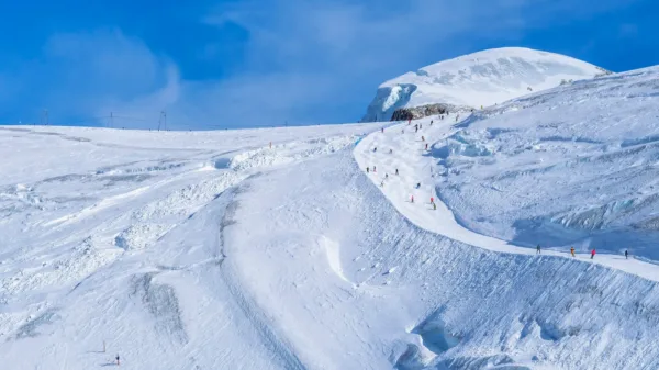 Sciare a Cervinia: le piste del ghiacciaio sul Cervino, collegate a Zermatt