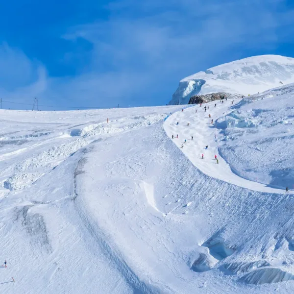 Sciare a Cervinia: le piste del ghiacciaio sul Cervino, collegate a Zermatt