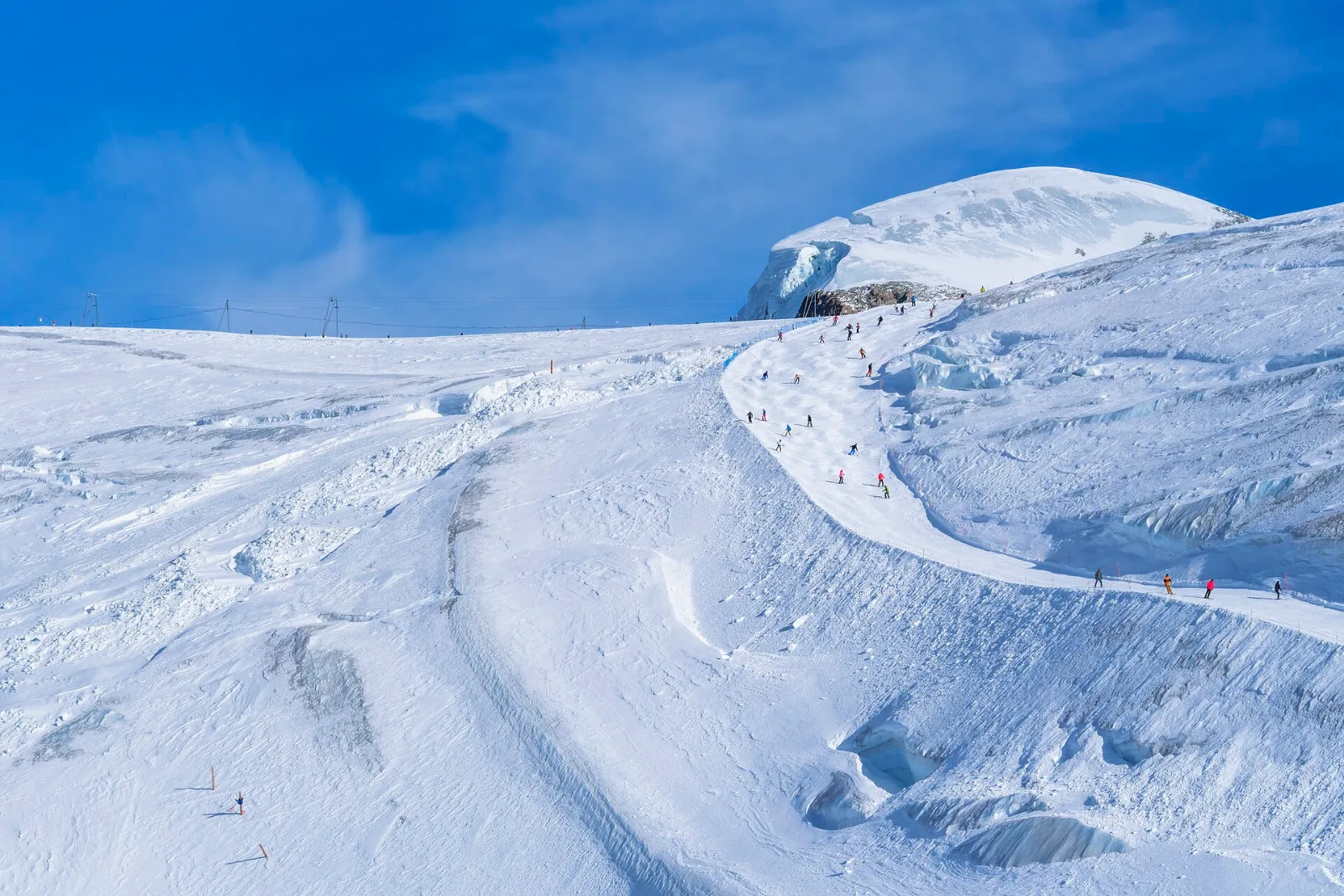 Sciare a Cervinia: le piste del ghiacciaio sul Cervino, collegate a Zermatt