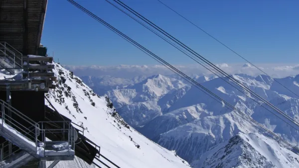 Sciare in Val Senales: la funivia dei ghiacciai verso il comprensorio in quota