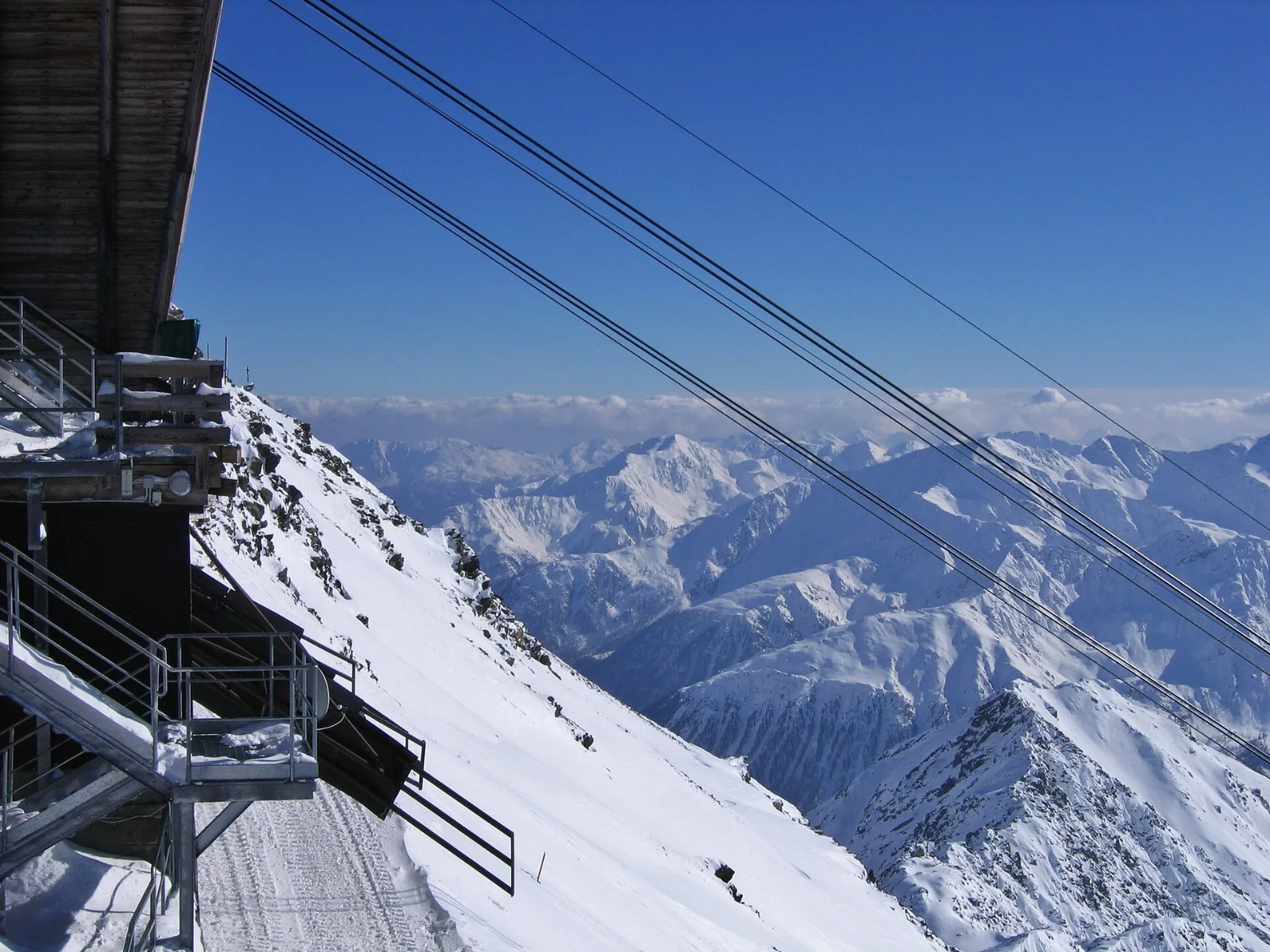Sciare in Val Senales: la funivia dei ghiacciai verso il comprensorio in quota