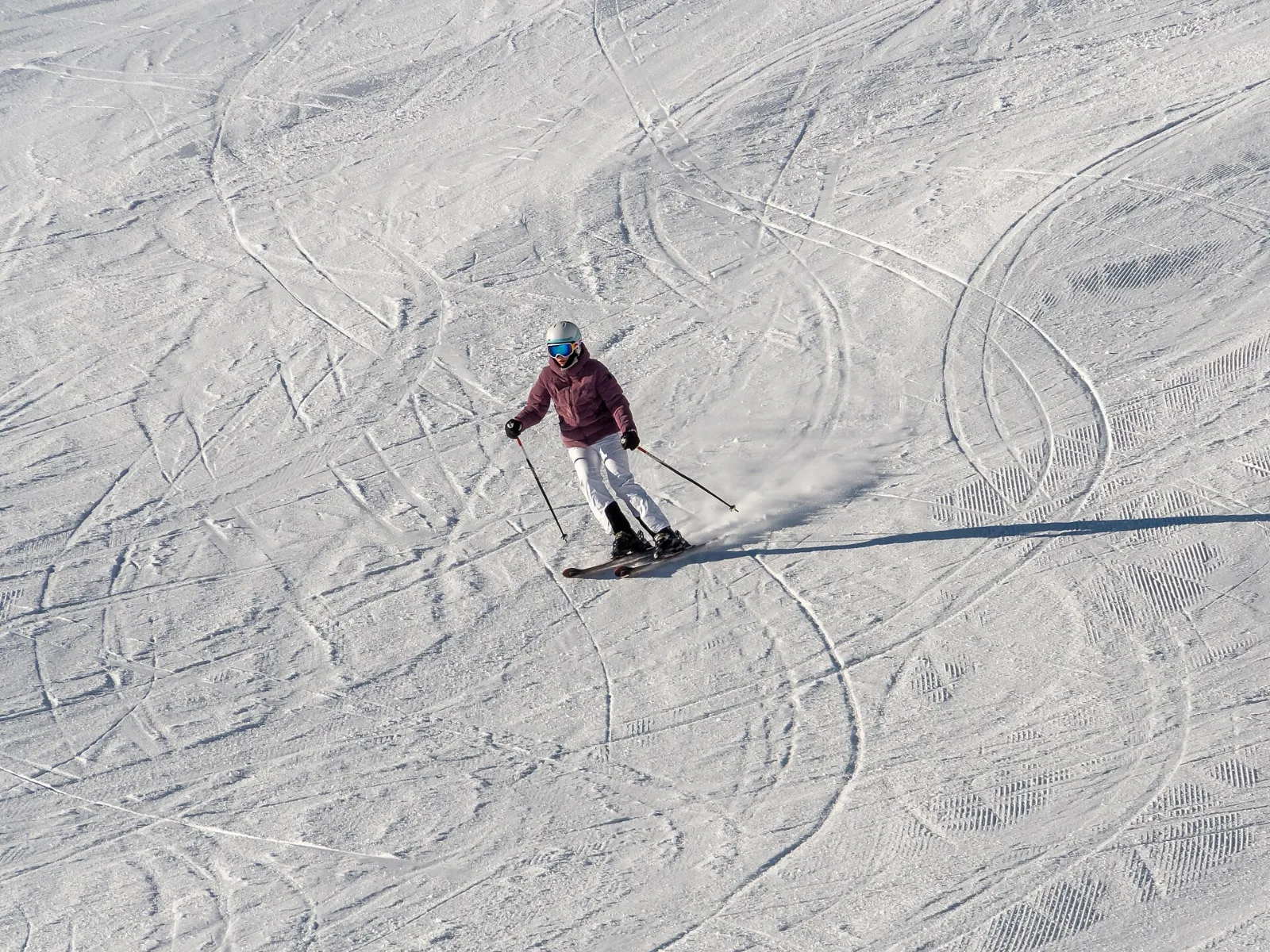Sciatore su una pista battuta a Sölden, una delle mete per dove sciare nel weekend
