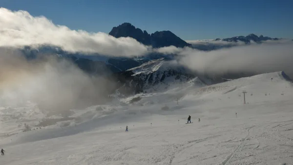 Sciatori sulla Seceda in Val Gardena tra la neve