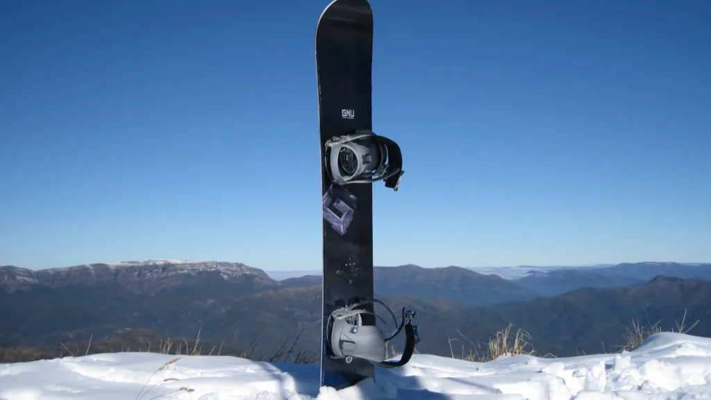 Snowboarder sulla neve