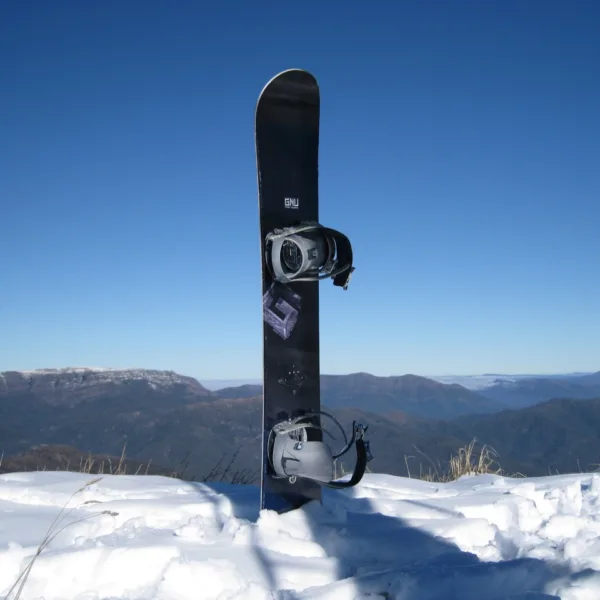 Snowboarder sulla neve