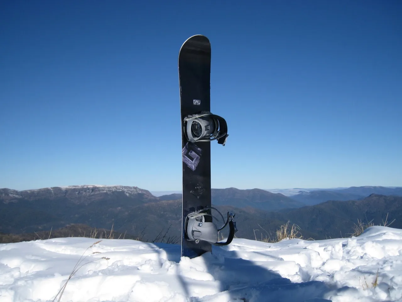 Snowboarder sulla neve