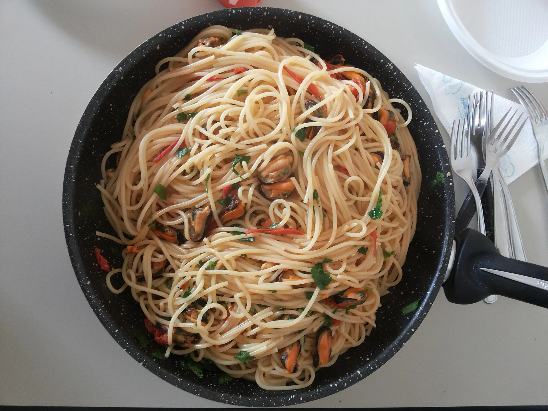 Spaghetti con le cozze in una padella
