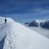 Escursionisti con le ciaspole nel Höllengebirge in Austria: abbigliamento per il trekking invernale