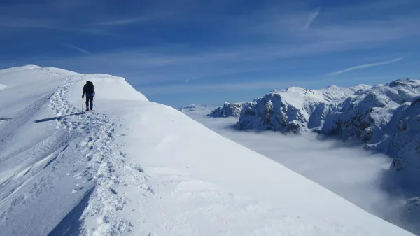 Escursionisti con le ciaspole nel Höllengebirge in Austria: abbigliamento per il trekking invernale