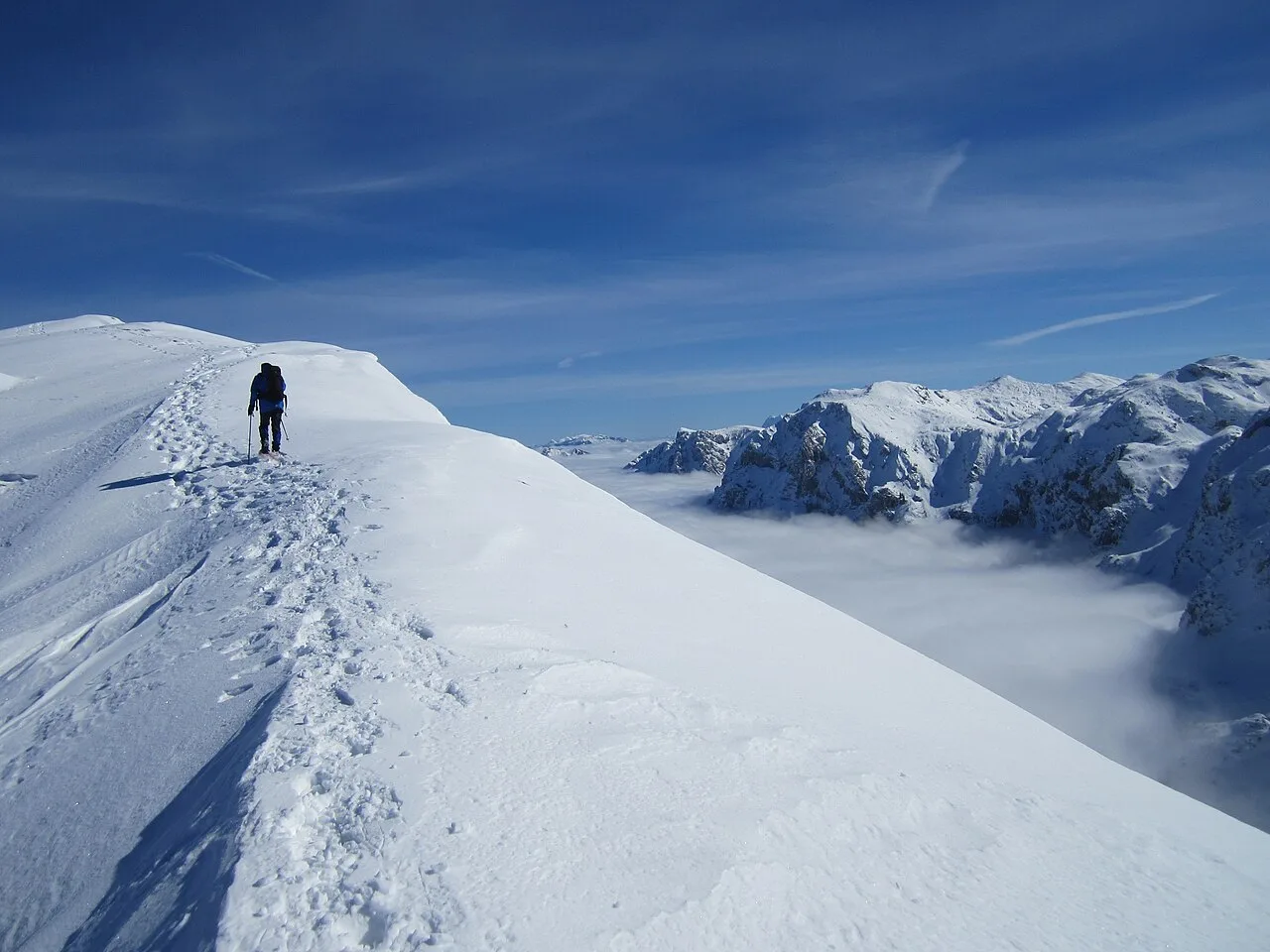 Escursionisti con le ciaspole nel Höllengebirge in Austria: abbigliamento per il trekking invernale
