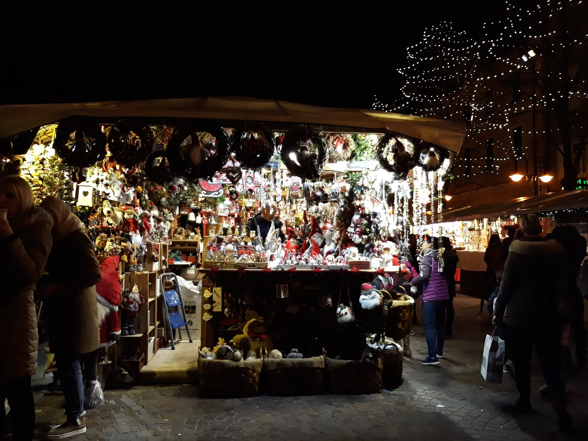 Una bottega dei mercatini di Natale di Trento