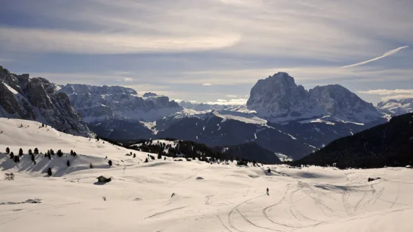Val Gardena d’inverno con il gruppo del Sella e il Sassolungo sullo sfondo