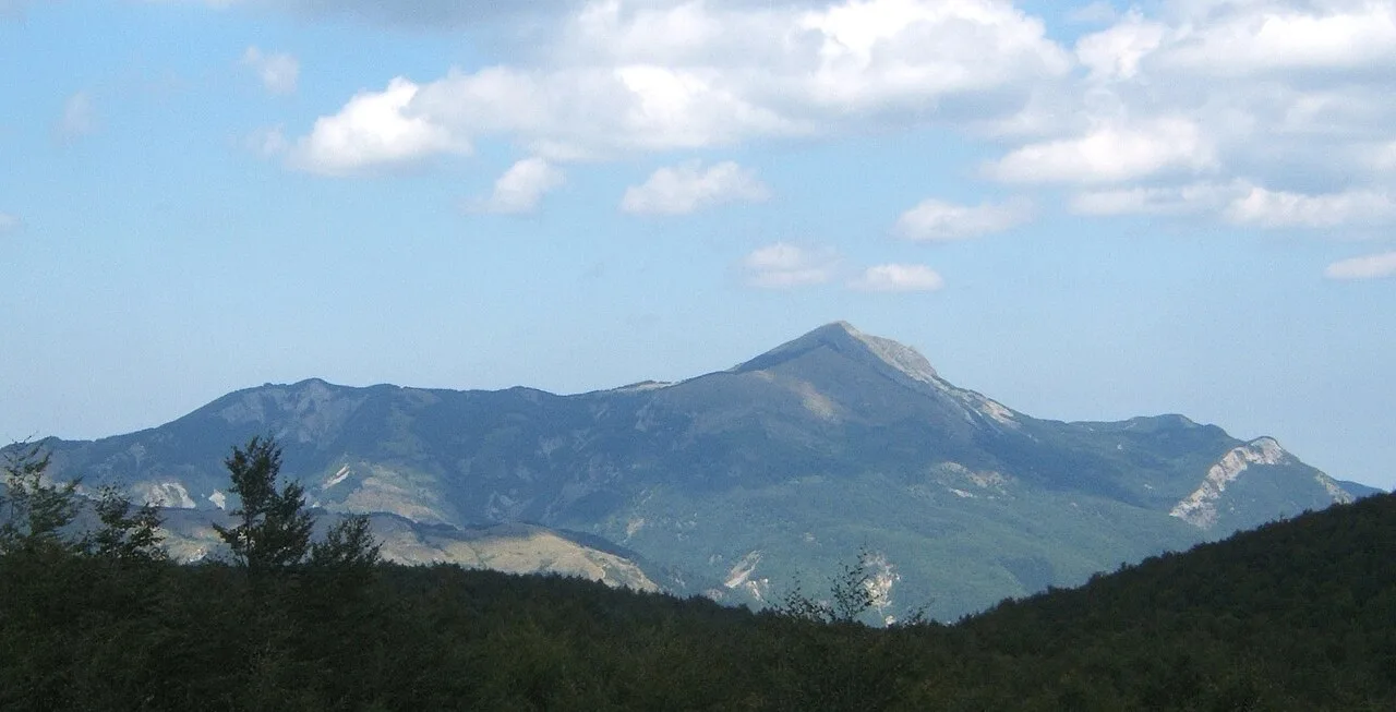 Il Monte Ventasso visto da Cerreto Laghi