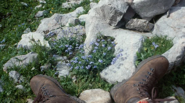 Scarponi da trekking appoggiati a terra